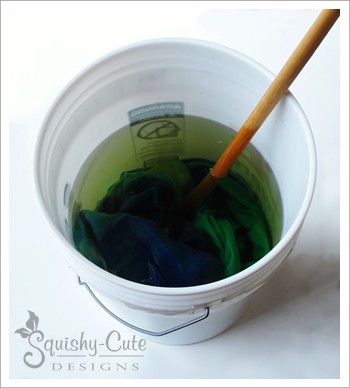 how to batik fabric with glue, tie dye shirts, tie dye instructions, tie dye ideas, tie dye bags, glue resist dye, glue resist art